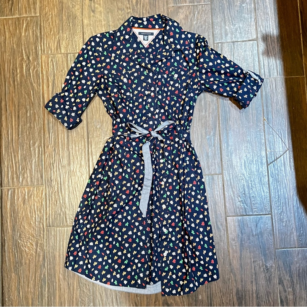 Tommy Hilfiger women’s XS Navy Blue w/flower Dress. Like New Pre-owned